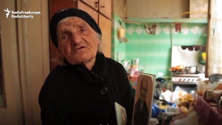 Video: Je jí 94 let a stále uklízí ulice. Chci skončit jako vymačkaný citron, říká